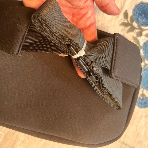 GAIAM neoprene-like belt bag/fanny pack - NEW! - Picture 5 of 7